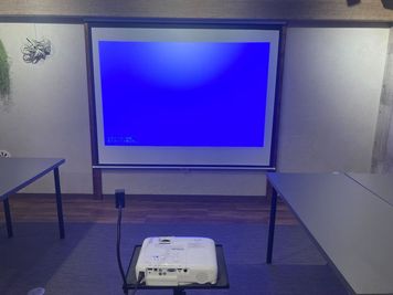 ９０インチのスクリーン - 田町駅徒歩7分のレンタルスペース！オンライン会議やイベントも◎ 田町｜シバスペ｜SHIBAURA space（38名着席可）の設備の写真