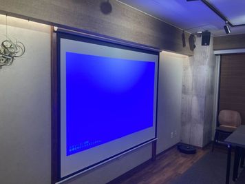 ９０インチのスクリーン - 田町駅徒歩7分のレンタルスペース！オンライン会議やイベントも◎ 田町｜シバスペ｜SHIBAURA space（38名着席可）の設備の写真