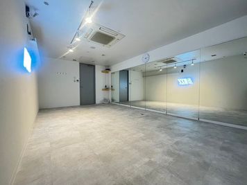 福岡本店　レンタルスタジオ　STUDIO BUZZ 12stの室内の写真