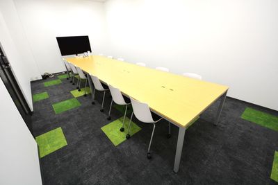 12人部屋　会議室C - 貸会議室Tsumugu（つむぐ）船場センタービル6号館 貸会議室Tsumugu（つむぐ）【会議室C】の室内の写真