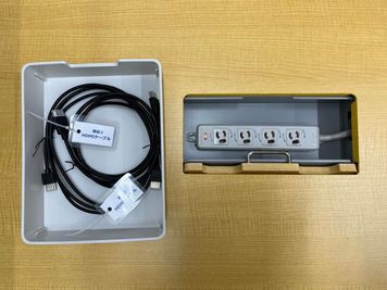 モニター、wifi、コンセント、HDMIケーブルは無料でご利用いただけます。 - 貸会議室Tsumugu（つむぐ）船場センタービル6号館 貸会議室Tsumugu（つむぐ）【会議室D】の設備の写真