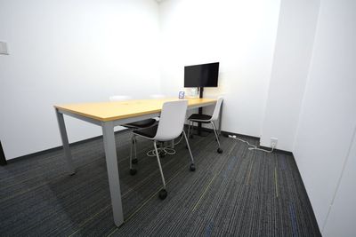 4人部屋　会議室D - 貸会議室Tsumugu（つむぐ）船場センタービル6号館 貸会議室Tsumugu（つむぐ）【会議室D】の室内の写真