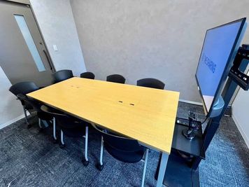 【常設のパイプ椅子の使用で8名着席可能です】 - エキスパートオフィス大宮 【閉店】121の室内の写真