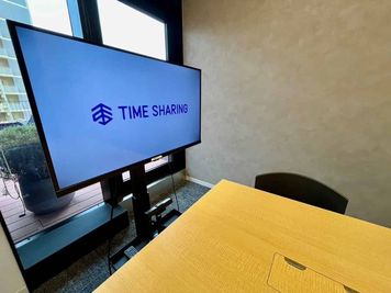 【スペース内のモニターやWEBカメラ等、備品は全て無料でご利用いただけます♪】 - エキスパートオフィス大宮 【閉店】121の室内の写真
