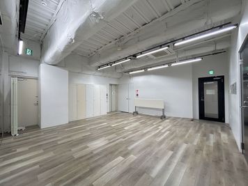 【約30.6㎡の広さがあるので、10名で利用しても余裕があります】 - TIME SHARING 渋谷 VORT渋谷桜丘 2Bの室内の写真