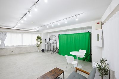 建築家が監修した白塗装とモルタルを基調とした無駄を排除した洗練されたデザイン。ミニマムな内装仕上が被写体映えします。
 - Share-no-wa Studio　JR大塚駅前店 Share-no-wa Studio（シェアノワ）JR大塚駅前店の室内の写真