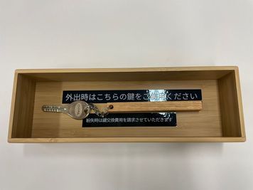鍵の貸し出しが可能となりました。
長時間ご利用時にお昼等で外出される場合に活用ください。
※紛失した場合は鍵の交換費用をご請求しますのでお気をつけください。 - WAW品川インターシティフロント 【特別キャンペーン1h 1,000円】個室R07の設備の写真