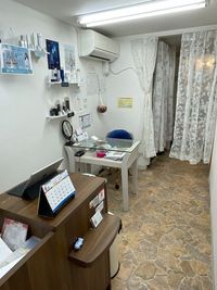 一階部分になります。商店街に面しております。 - シミケア専科Babyface 2階建個室サロンの室内の写真