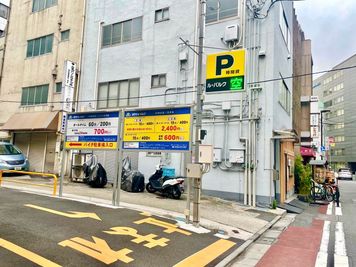 徒歩30秒のところに駐車場があります。 - 【Good Space会議室　神田梶山ビル3F】 ビル1フロア貸切｜水回りも使える会議室[34]のその他の写真