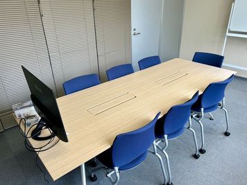 【常設の机椅子やホワイトボードは無料でお使いいただけます】 - TIME SHARING新宿 9Aの室内の写真