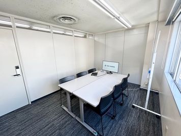 【常設の机椅子やホワイトボードは無料でお使いいただけます】 - TIME SHARING新宿 9Bの室内の写真