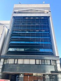 8階建ての建物の8階にございます。入口正面のエレベーターよりお上がりください。 - STAYUPさいたま大宮店 STAYUPさいたま大宮店☆6名会議室の外観の写真