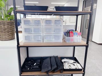 モニターを含めた各種備品をご用意しております。必要な際はご自由にご利用ください♪ - STAYUPさいたま大宮店 STAYUPさいたま大宮店☆6名会議室の設備の写真