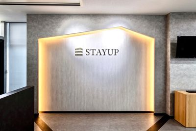 STAYUPさいたま大宮店 STAYUPさいたま大宮店☆6名会議室の入口の写真