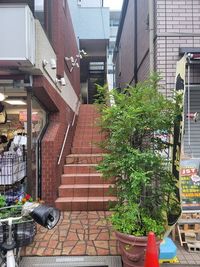 入口は建物右手にある階段を上がって美容室の奥にあります - ホープイン旗の台 旗の台R&Sセミナールームの入口の写真