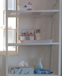 ４階備品棚☕
コーヒー、紅茶、飴などのお菓子がございます。ご自由にお召し上がりください。 - いいオフィスファーストスペース 4階　ドアなし　半個室　(G)の室内の写真