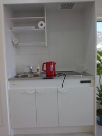 4階湯沸かしポット
お手数ですがお水を沸かして飲用してください。（3階にウォーターサーバーを設置しております。そちらは常時お湯、冷水が出ます） - いいオフィスファーストスペース 4階　ドアなし　半個室　(G)の室内の写真