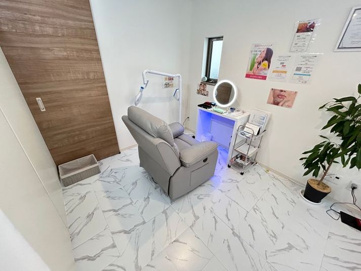 JR香椎駅徒歩3分、西鉄香椎駅徒歩1分のサロン - Glitter香椎駅前