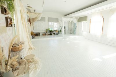 茅ヶ崎駅南口徒歩5分、白が基調のオシャレなフォトスタジオです。空調、お着替え部屋、専用トイレ、 照明施設も完備。 - フォトスタジオ　アンナデイズ湘南店