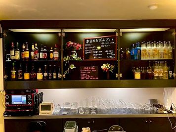 おばんざいBAR はなれイベントスペース名古屋栄4丁目 カラオケ付き🎤スナック風の古風なBAR🍾 栄駅徒歩10分🚶の室内の写真