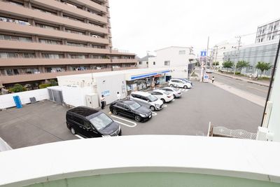建物隣にはローソンがあります - フォトスタジオ　アンナデイズ湘南店 フォトスタジオアンナデイズ湘南店の室内の写真