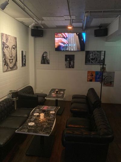 レンガ壁のあるカラオケ付レンタルスペース - DADA ダーツアンドカラオケ