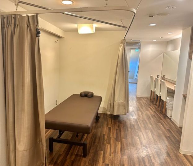 広々として６台ベッドが使用可能なレンタルサロン！研修に◎控室に◎ - レンタルサロンHANA高円寺店