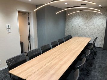 会議テーブル（1.2m×0.45m 4台、1.8m×0.45m 2台）、椅子14脚（座面クッション・キャスター付き - THE BLOOM UENO（ザ・ブルーム上野） THE BLOOM UENO MEETING ROOM 【4C】の室内の写真