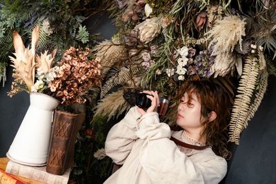 アーティフィシャルフラワー造形を背景に - studio owl 御茶ノ水駅前店｜撮影スタジオ 10種類の背景で撮影できる機材全部無料のデザイナーズ撮影スタジオの室内の写真