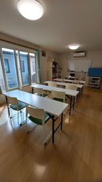 折り畳み式の机を除くとヨガや太極拳のレッスンも可能 - ECCジュニア八戸駅西口教室 ミニキッチン付き、レンタルスペースの室内の写真