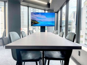 📺65型大型モニター完備💻　|　新築ビル🏢の為、建物・設備全て新品で快適な環境をお約束します😊 - GOZAR九段下｜2024年7月に２フロア同時オープン