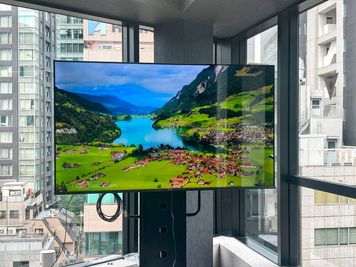 65型大型モニター
※HDMI接続可能（HDMI→Type-Cの変換アダプタあり） - GOZAR九段下｜2024年7月に２フロア同時オープン GOZAR九段下 KURO 9F | 九段下駅4分の室内の写真