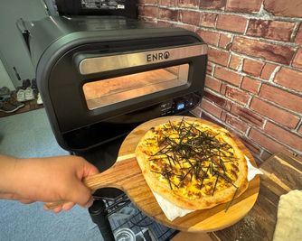 手作り生地を使った本格ピザから、冷凍ピザまで手軽に美味しく焼ける、本格電気式ピザ窯です。 - ブリックス神田 【ブリックス神田】グリーン溢れるブルックリンスタイルのスペースの設備の写真