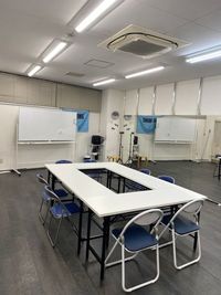 長テーブル4台
パイプ椅子8脚　丸椅子3脚
ホワイトボード
あります。 - 新松戸レンタルスタジオEn-縁- 新松戸レンタルスタジオEn-縁の室内の写真