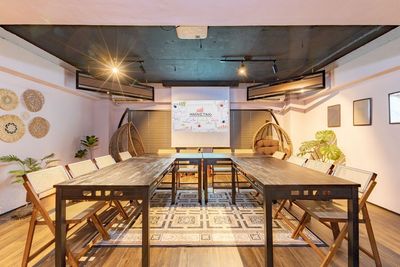 会議や打ち合わせのシーンでもご利用可能です。 - シェアスペースYURIKAGO日本橋 東京撮影スタジオ「ゆりかご」日本橋店の室内の写真