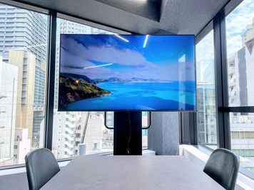 65型大型モニター
※HDMI接続可能（HDMI→Type-Cの変換アダプタあり） - GOZAR九段下｜2024年7月に２フロア同時オープン GOZAR九段下 KURO 9F | 九段下駅4分の室内の写真