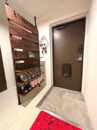 玄関は防犯カメラ設置 - 女性専用　アメニティ東桜２F 【リバーリッチ】アメニティ東桜2F　女性専用の入口の写真