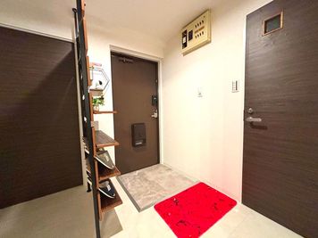 玄関は防犯カメラ設置 - 女性専用　アメニティ東桜２F 【リバーリッチ】アメニティ東桜2F　女性専用の入口の写真