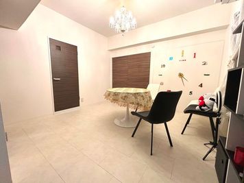 ホワイトベースの家具のため、撮影向きです。大理石調ダイニングテーブル。 - 女性専用　アメニティ東桜２F 【リバーリッチ】アメニティ東桜2F　女性専用の室内の写真