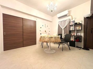 ホワイトベースの家具のため、撮影向きです。大理石調ダイニングテーブル。 - 女性専用　アメニティ東桜２F 【リバーリッチ】アメニティ東桜2F　女性専用の室内の写真