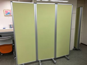 パーテンション緑１枚（無料） - ココロノオフィス神楽坂セミナールームの設備の写真