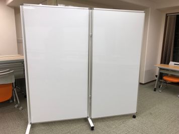 パーテンション白２枚（無料） - ココロノオフィス神楽坂セミナールームの設備の写真