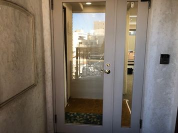 ココロノオフィス神楽坂セミナールームの入口の写真