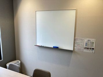 ホワイトボード・モニター付き - relark大宮　貸し会議室 No.302小会議室の室内の写真