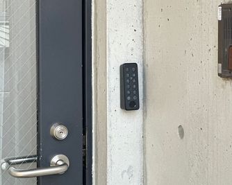 鍵はテンキータイプ - レンタルサロン SONOの入口の写真