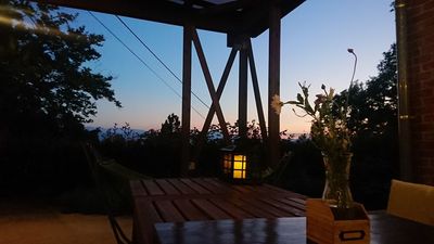 夕焼けがきれいです - MOYS GARDEN 山の上で眺望good！テラス・ロフト付アメリカンな隠れ家的一軒家の室内の写真