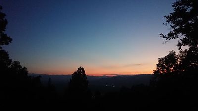 晴れの日は夕焼けがばっちり見えます - MOYS GARDEN 山の上で眺望good！テラス・ロフト付アメリカンな隠れ家的一軒家の室内の写真