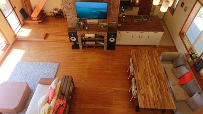 ソファとテーブルを行ったり来たりするのも楽しいです - MOYS GARDEN 山の上で眺望good！テラス・ロフト付アメリカンな隠れ家的一軒家の室内の写真