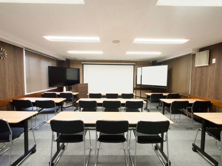 「最大28名着席可能、研修・セミナー・ミーティングなど幅広く対応」 - 【Good Space会議室　神田梶山ビル3F】 ボドゲ｜朝活｜軽食OK｜神田駅徒歩1分｜土足OK[34]の室内の写真