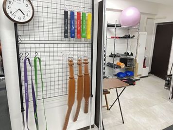 ゴムバンド、トレーニングベルト - MIYAZAKI GYM川崎店 個室のレンタルジム-パワーラックスペース①の設備の写真